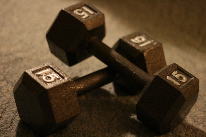 これらのダンベルのような筋力トレーニングは、減量プログラムの鍵です。