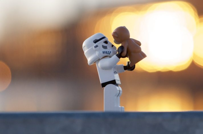 Détendez-vous, vous vous entraînerez bien en force, tout comme ce petit soldat va bien avec son ours.'ll be fine strength training, just like this little trooper is fine with his bear. 