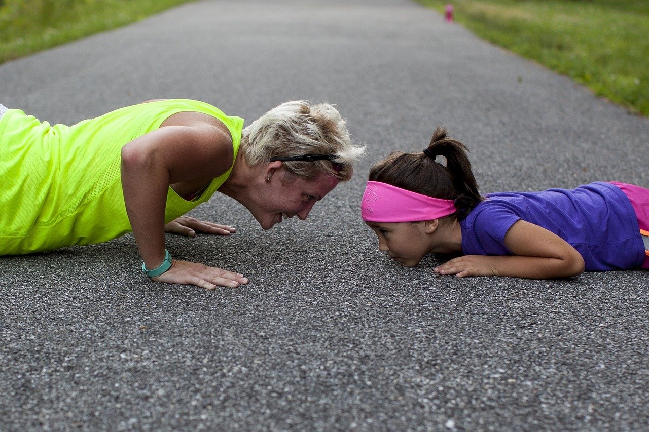 A picture of two people doing bodyweight push-ups. 