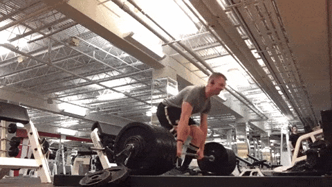 El líder rebelde Steve muestra cómo hacer un peso muerto de 420 lb en el gimnasio.