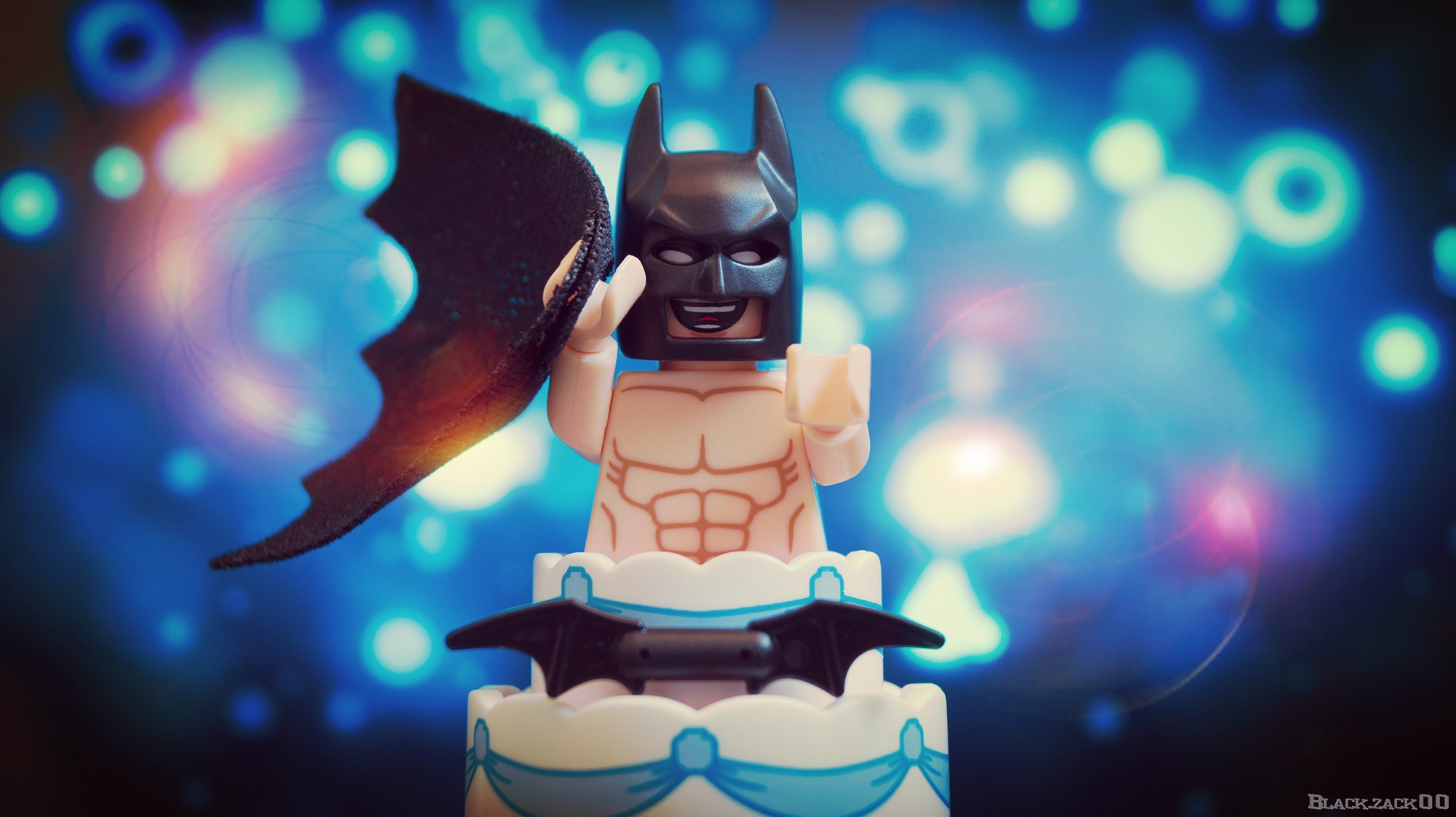 Batman hace entrenamiento con el peso corporal durante el día, Por la noche, está luchando contra el crimen o saltando de pasteles.'s fighting crime, or jumping out of cakes.