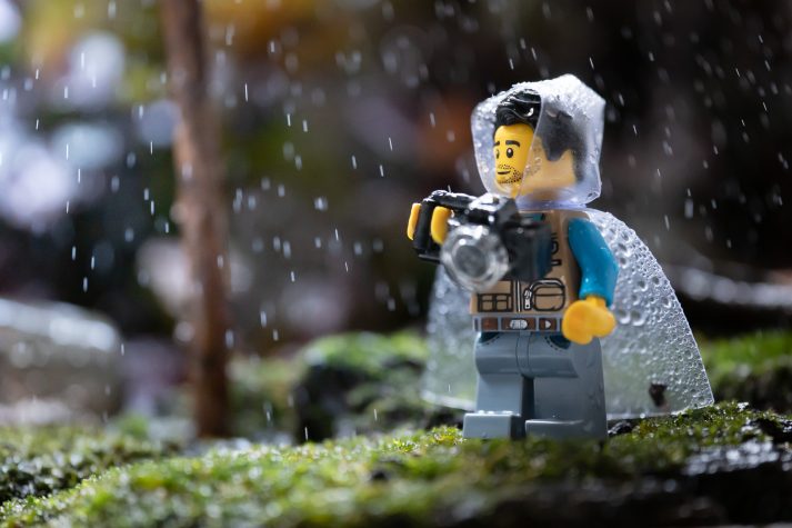 deze cameraman weet dat een vormcontrole waardevol is als het gaat om krachttraining. En een regenjas in een storm. Beide praktisch.