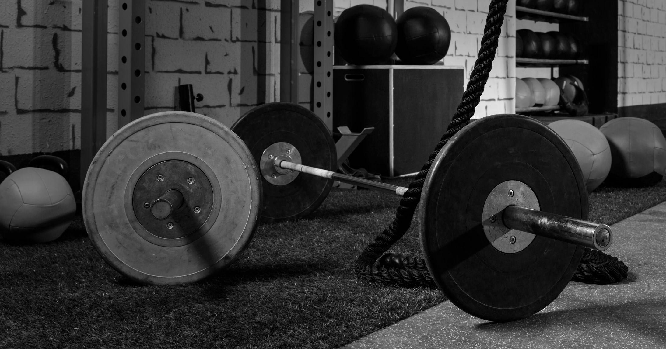 Barbells i et treningsstudio bar bjeller og tau